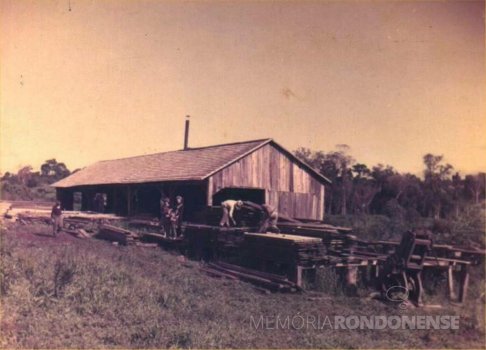 || Serraria do pioneiro rondonense Arnoldo Reschke destruída num incêndio, em 1962.
Imagem: Acervo Reinart Reschke - FOTO 1 -