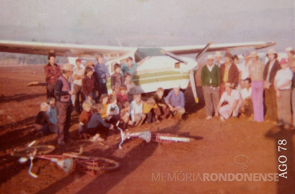 || Avião monomotor Cessna reabastecido, antes da decolagem na rodovia PR 495. no atual município de Entre Rios do Oeste, em agosto de 1978.
Imagem: Acervo Ari Backes - Crédito: José Schimanko - FOTO 7 -