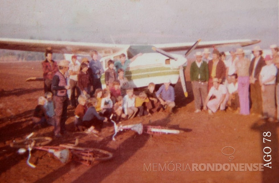 || Avião monomotor Cessna reabastecido, antes da decolagem na rodovia PR 495. no atula municipal de Entre Rios do Oeste.
Imagem: Acervo Ari Backes - Crédito: José Schimanko - FOTO 5 - 