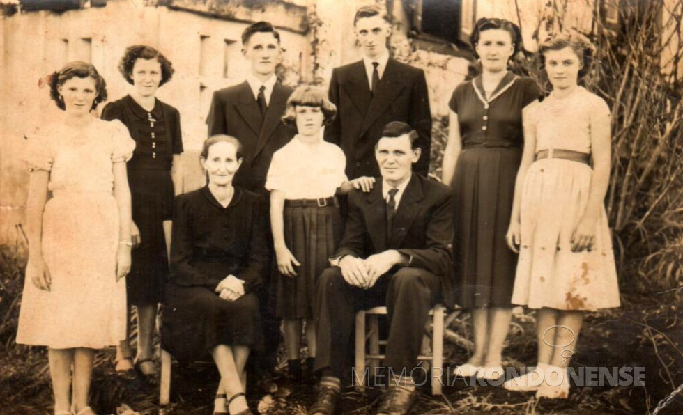 || Casal pioneiro Olinda e Jorge Frederico Alexandre Koehler, em foto de 1955. Da esquerda à direita: Norma, Anila, Hugo, Otmar, Erna, Ilse e Ivoni (entre os pais).
Imagem: Acervo Norma e Alberto Livi - FOTO 1 -