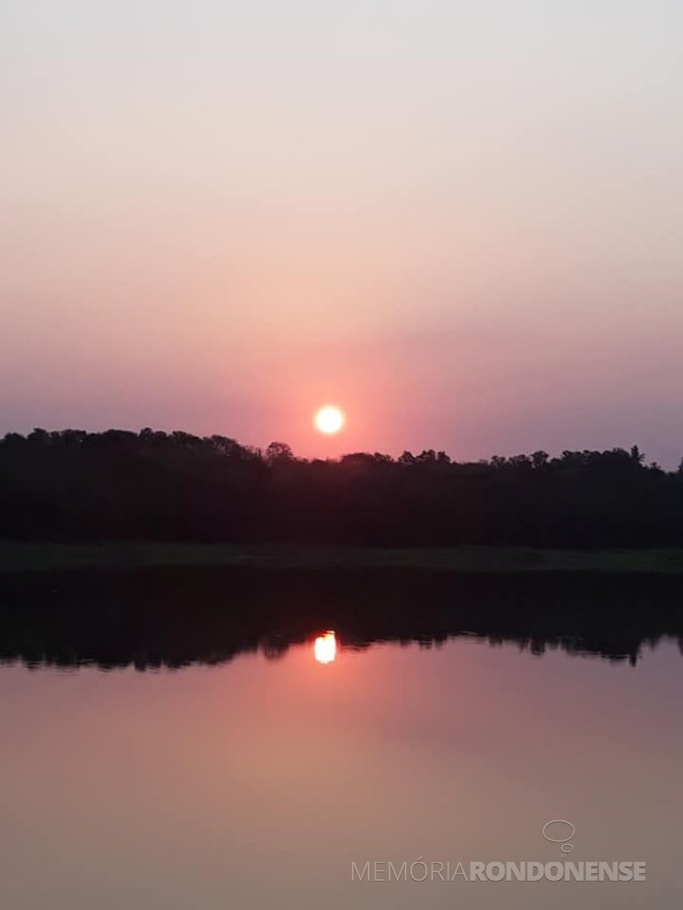 || Entardecer em Entre Rios do Oeste, em foto feita a partir da ponte sobre porção do Lago de Itaipu, no trecho rodoviário que interliga a cidade com a sede municipal de Pato Bragado, em 29 de agosto de 2020.
Imagem e crédito: Alcindo Schneideres - Entre Rios do Oeste - FOTO 16 -