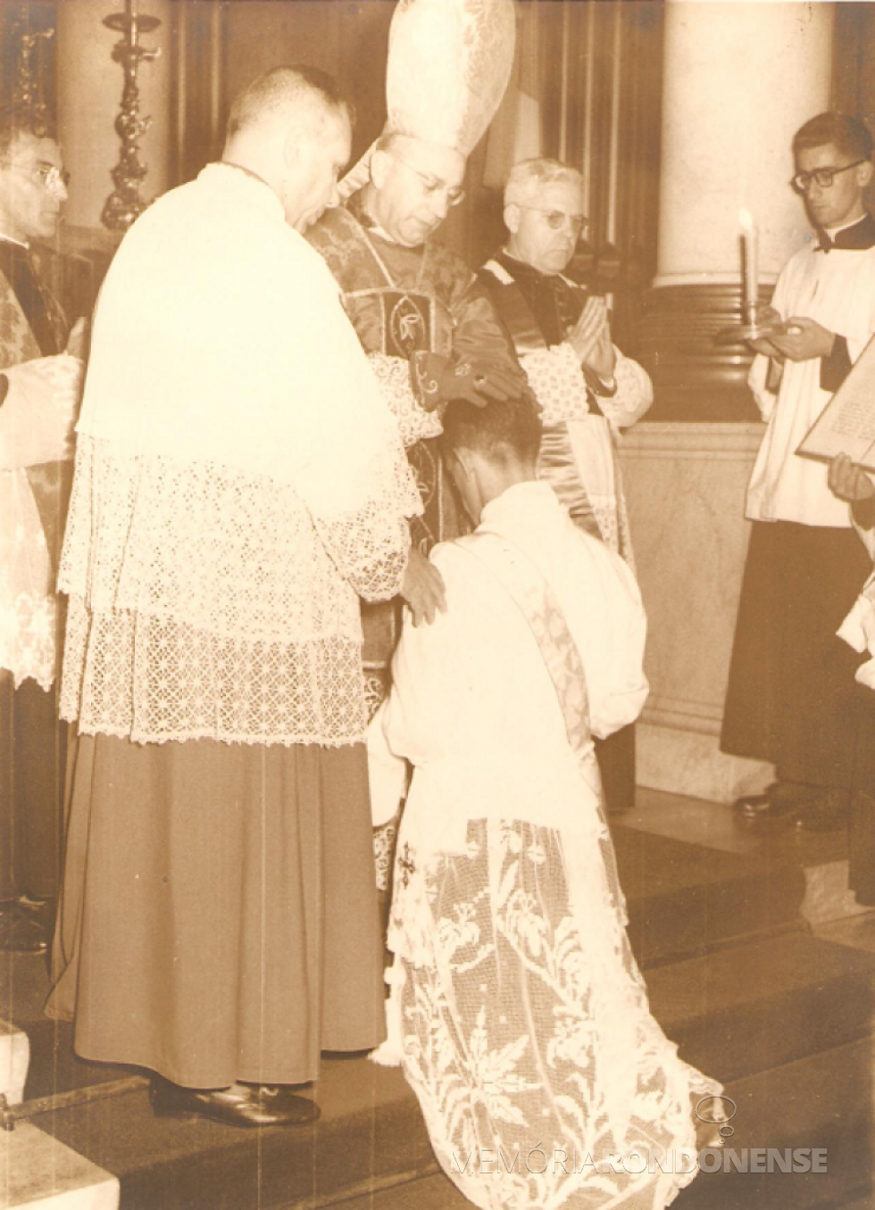 || Ordenação sacerdotal de Geraldo Majella Agnelo na Catedral da Sé, na cidade de São Paulo pelo arcebispo Antonio Maria Alves da Siqueira, em junho de 1957
Imagem: Acervo CNBB - Nordeste - FOTO 3 -