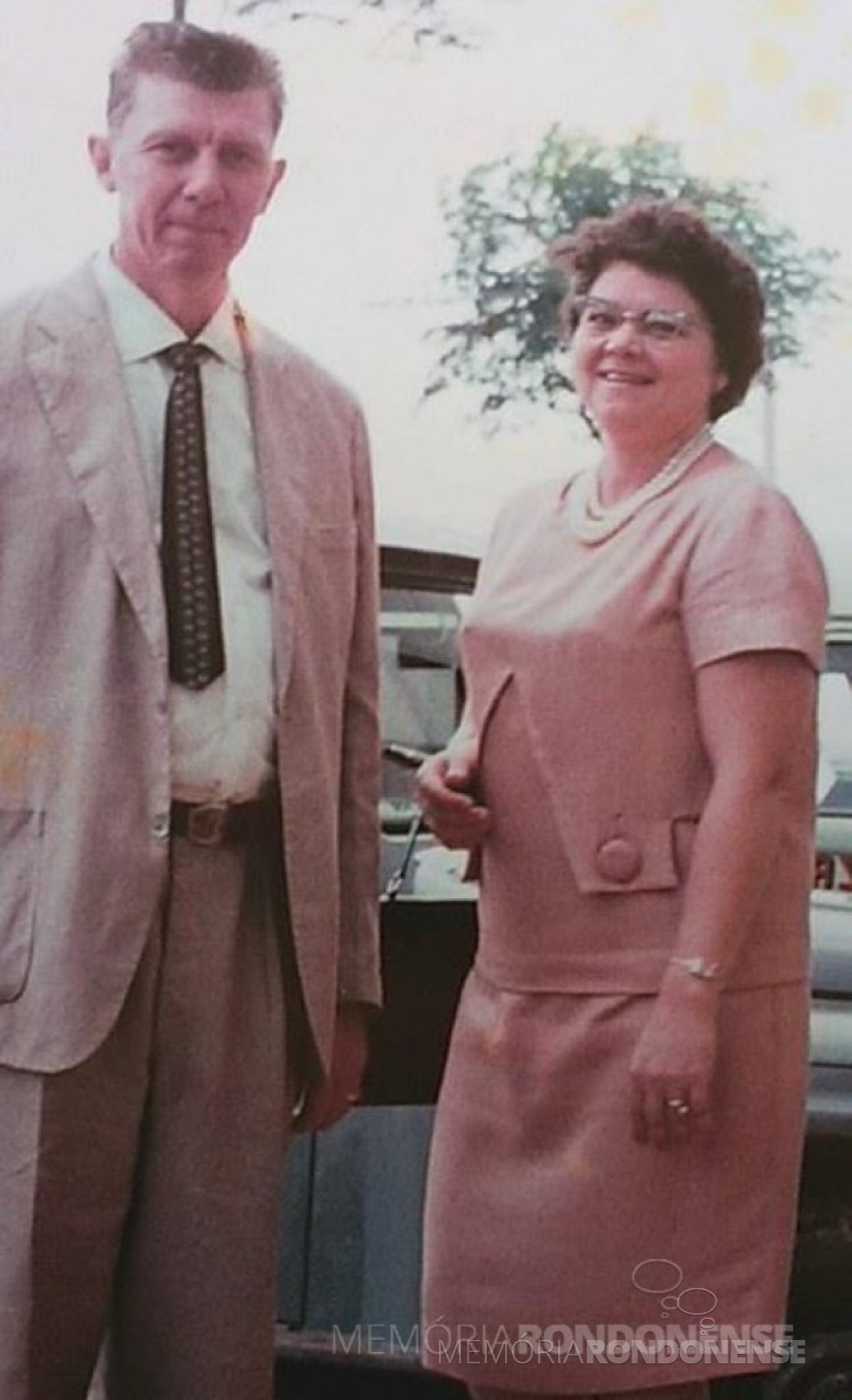 || Pioneira rondonense Ivona Gehlen Sturm com esposo Henrique Sturm, ela falecida em final de agosto de 2000.
Imagem: Acervo Orlando Miguel Sturm - FOTO 9 -
