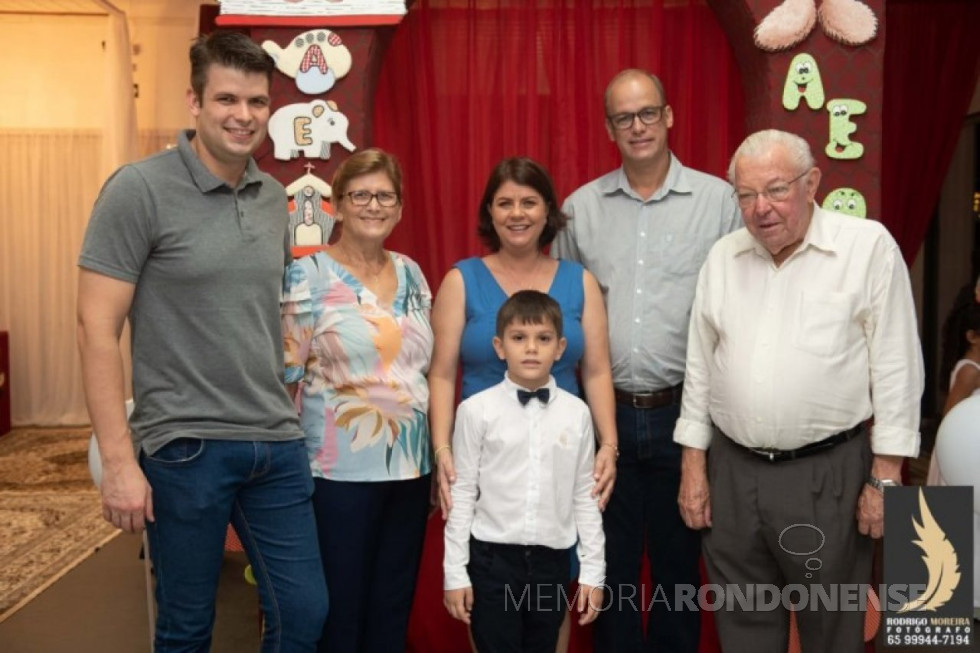 || Médico-veterinário Leopoldo Piotrowski com esposa, filhos, nora e neto, ele falecido em final de maio de 2020, na cidade de Brasnorte (MT).
Imagem: Acervo Projeto Memória Rondonense - FOTO 25 -