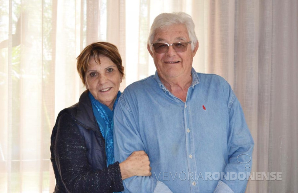 || Ex-ministro Deny Lineu Schwartz e esposa Elair, ele que visitou a cidade de Marechal Cândido Rondon em novembro de 1986.
Imagem: Acervo Jornal de Beltrão/Ivo Pegoraro - FOTO 5 -