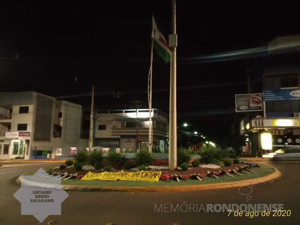 || Outra imagem fotográfica do ato em homenagem às vítimas da pandemia do coronavírus, em Marechal Cândido Rondon.
Imagem e crédito: Luciano Palagano - FOTO 20 -