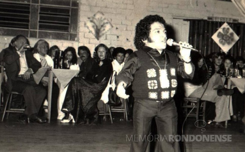 || Cantor Nelson Ned se apresentando no Clube Concórdia, na cidade de Marechal Cândido Rondon, em agosto de 1975.
Imagem: Acervo Alfredo Bausewein - FOTO 2 - 