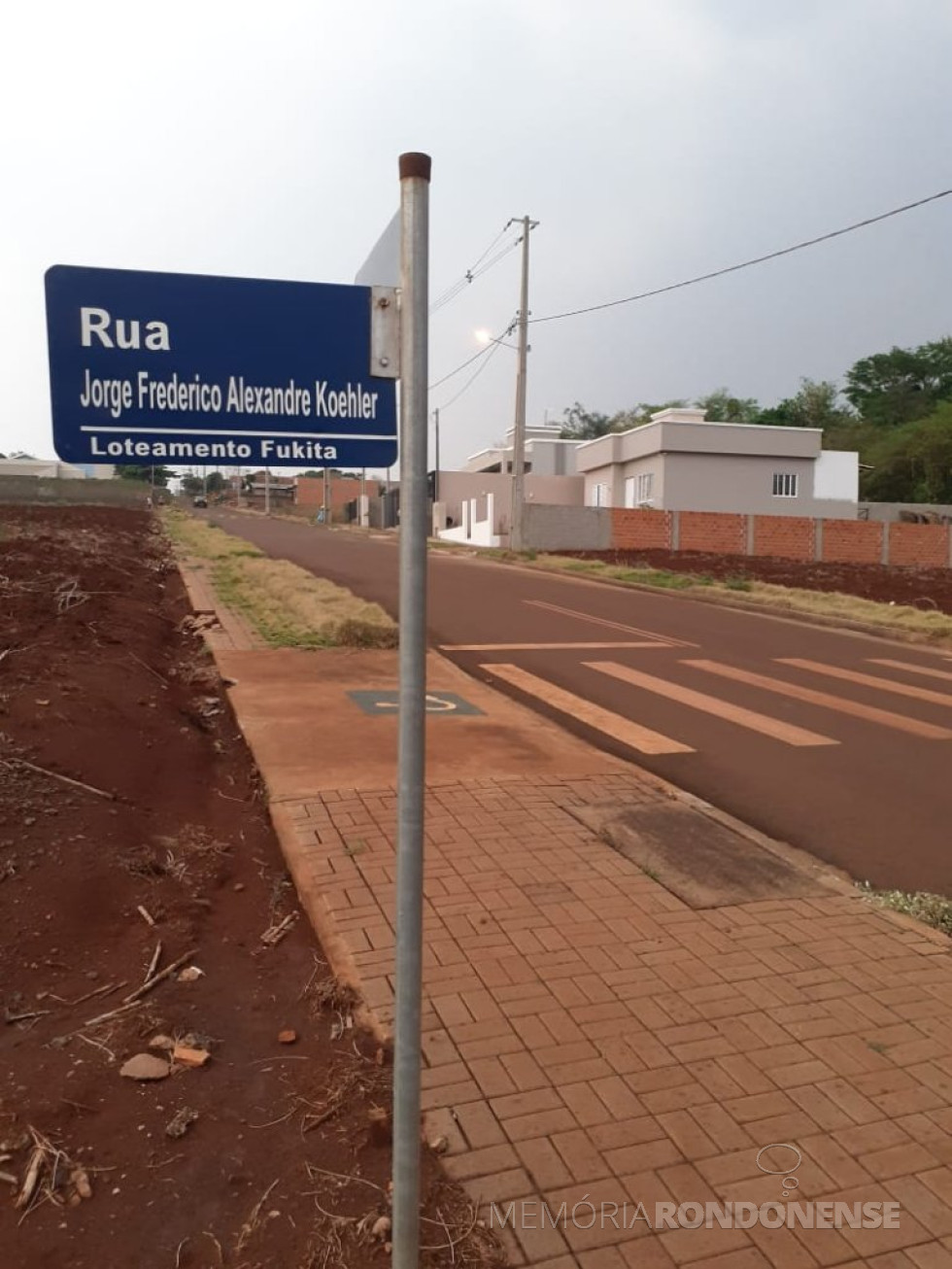 || Placa indicativa da rua em homenagem ao pioneiro rondonense Jorge Frederico Alexandre Koehler, na cidade de Marechal Cândido Rondon. 
Imagem: Acervo Nilson Hachmann - FOTO 2 - 