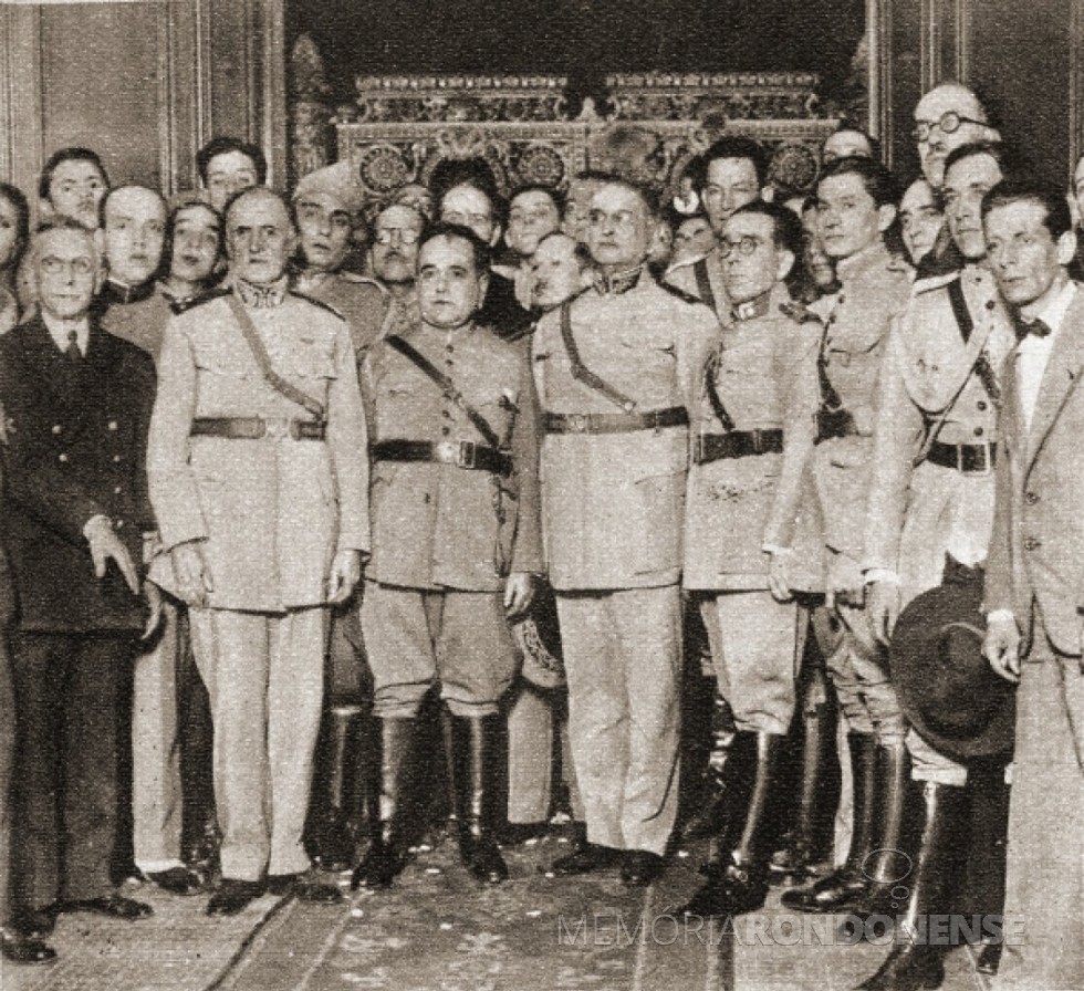 || Getúlio Vargas (3º da esquerda à direita) com a Junta Militar Governativa que lhe deu posse como Presidente da República. 
Imagem: Acervo Efemelo - FOTO 6 - 