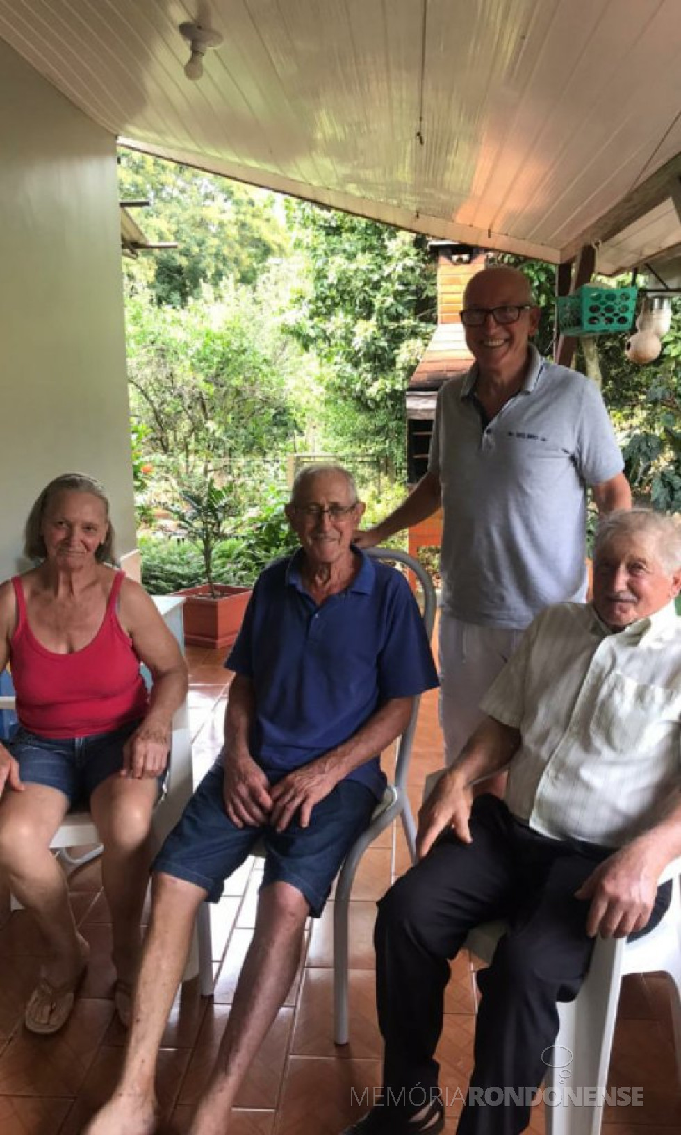 || Nelson Toigo (2º à esquerda, falecido em fevereiro de 2020), com a esposa Lourdes, com o sobrinho Altair Storti e o cunhado Osvaldo Zorzetto, morador em Sertão (RS).
Imagem: Acervo Leila Maria Toigo - FOTO 17 -