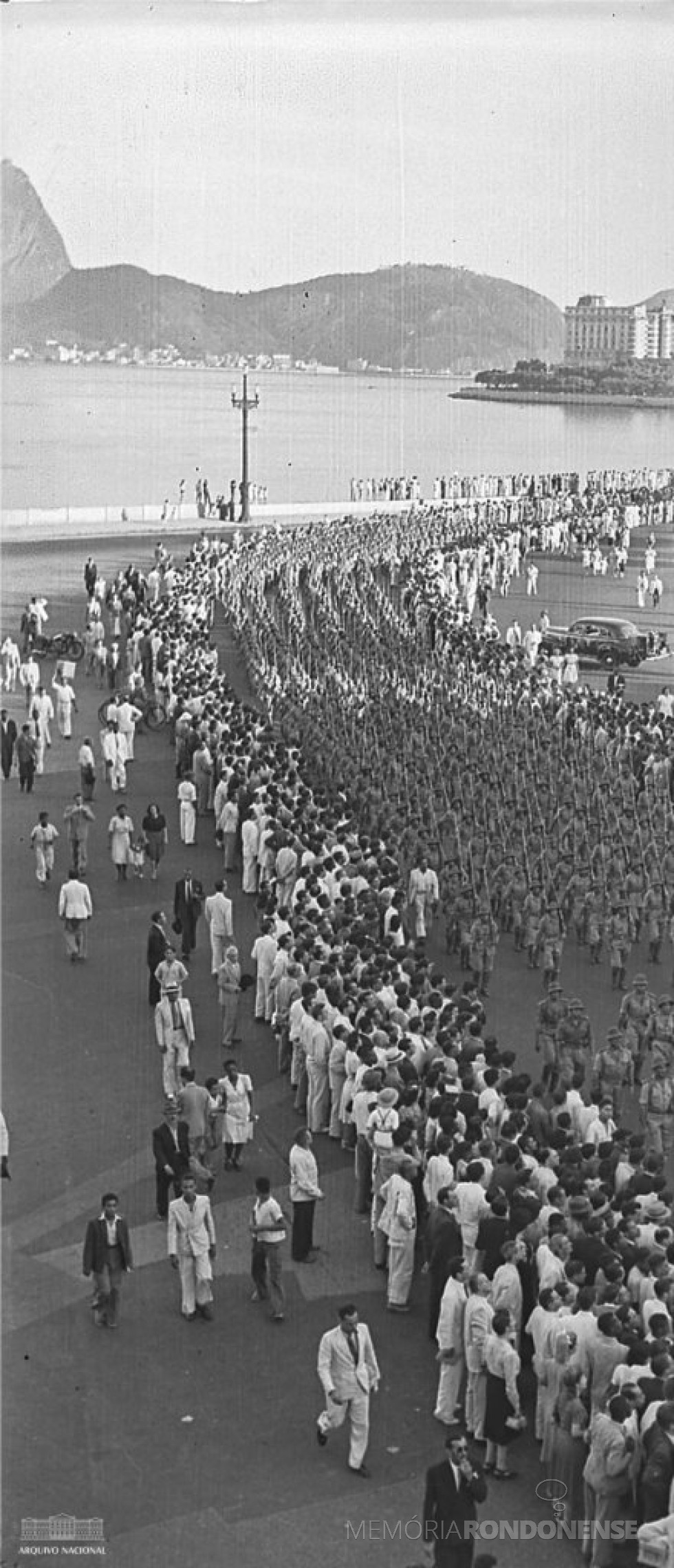 || Desfile da Força Expedicionária Brasileira (FEB),  na cidade do Rio de Janeiro, em 1944, antes de embarcar para os campos de batalha na Itália, na Segunda Guerra Mundial.
Imagem: Acervo Arquivo Nacional - FOTO 6  - 