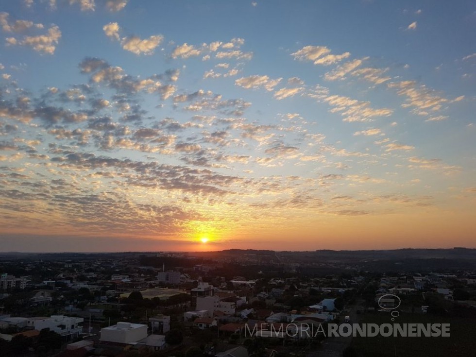 || Despontar do sol sobre a cidade de Marechal Cândido Rondon, na manhã de 02 de setembro de 2020, que nos remete à composiçao  