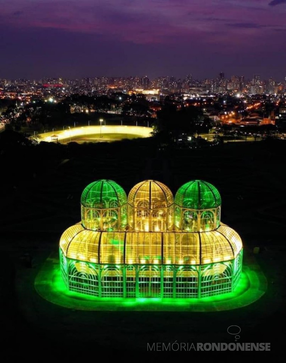 || Estufa de espécimes vegetais nativas da Mata Atlântica, com iluminação decorativa e alusiva à Independência do Brasil, em 2020.
Imagem: Acervo Tisa Kastrup (Curitiba) - FOTO 24 -