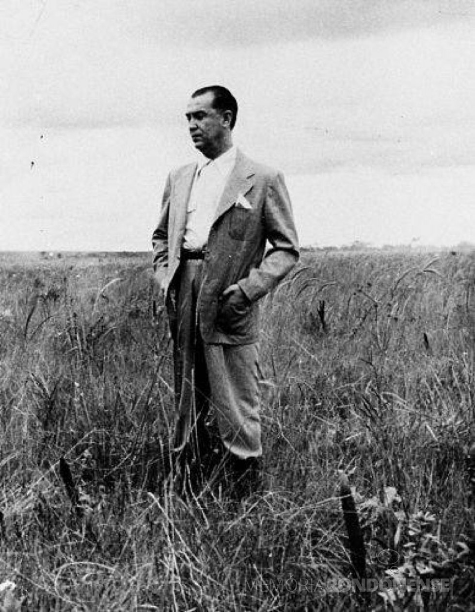 || Presidente da República Juscelino Kubitschek em visita à antiga Fazenda Gama, local onde seria construída a cidade Brasília. A visita se deu em 02 de outubro de 1956.
Imagem: Acervo VEJA - FOTO 13 -