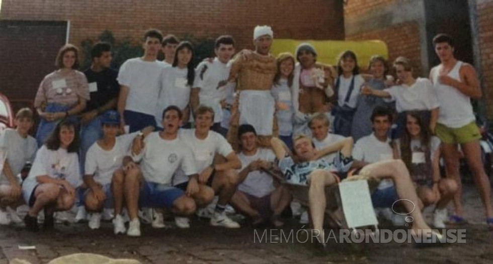 || Mocidade da Congregação Cristo, vencedora da gincana da Rádio Difusora do Paraná, em junho de 1973.
Da esquerda à direita, o terceiro jovem
Imagem: Acervo Júnior Zarur - FOTO 6 -
