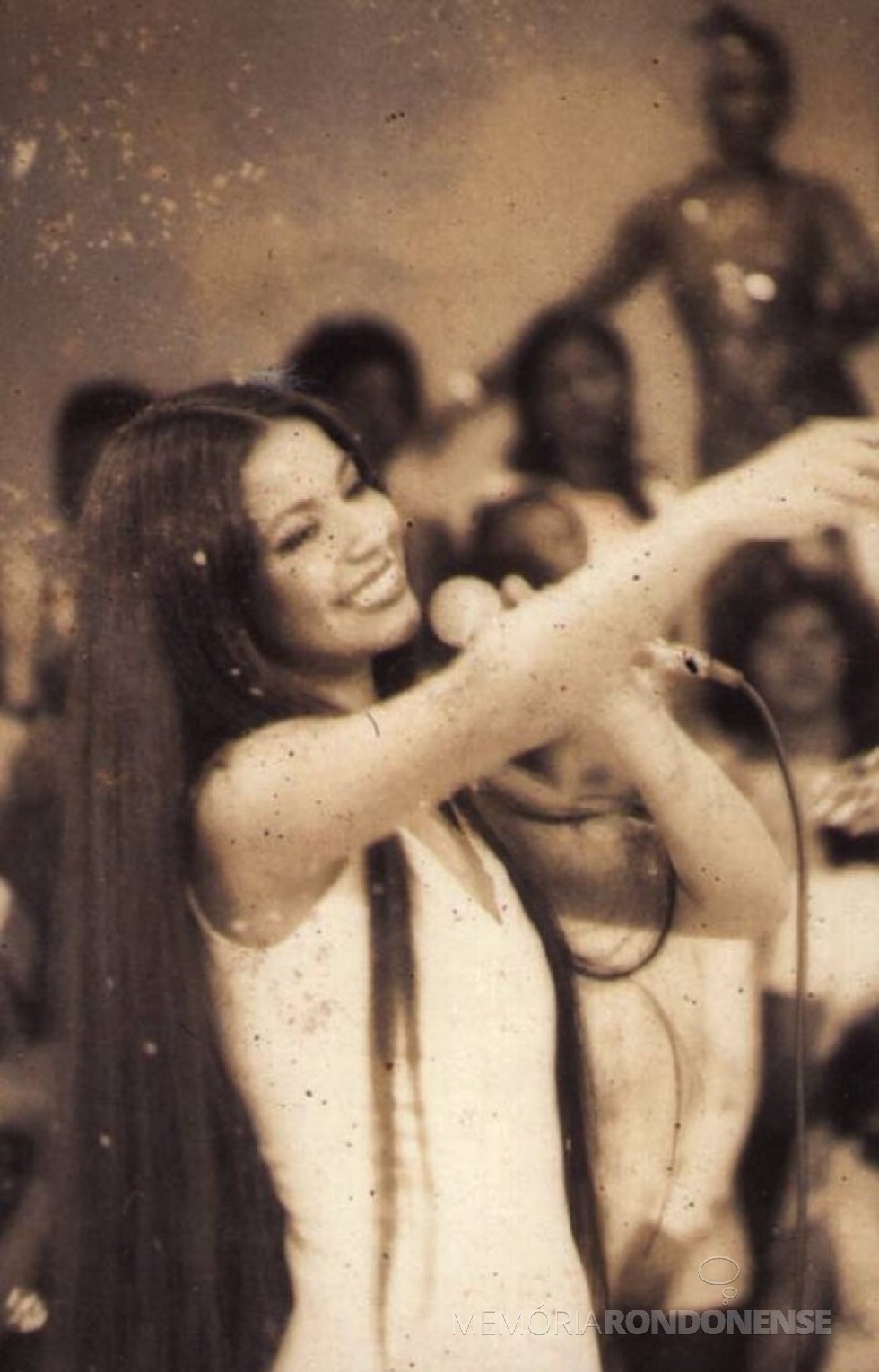 || Cantora Perla que se apresentou na cidade de Marechal Cândido Rondon, em setembro de 1976.
Imagem: Acervo Novo Milênio - FOTO 2 -