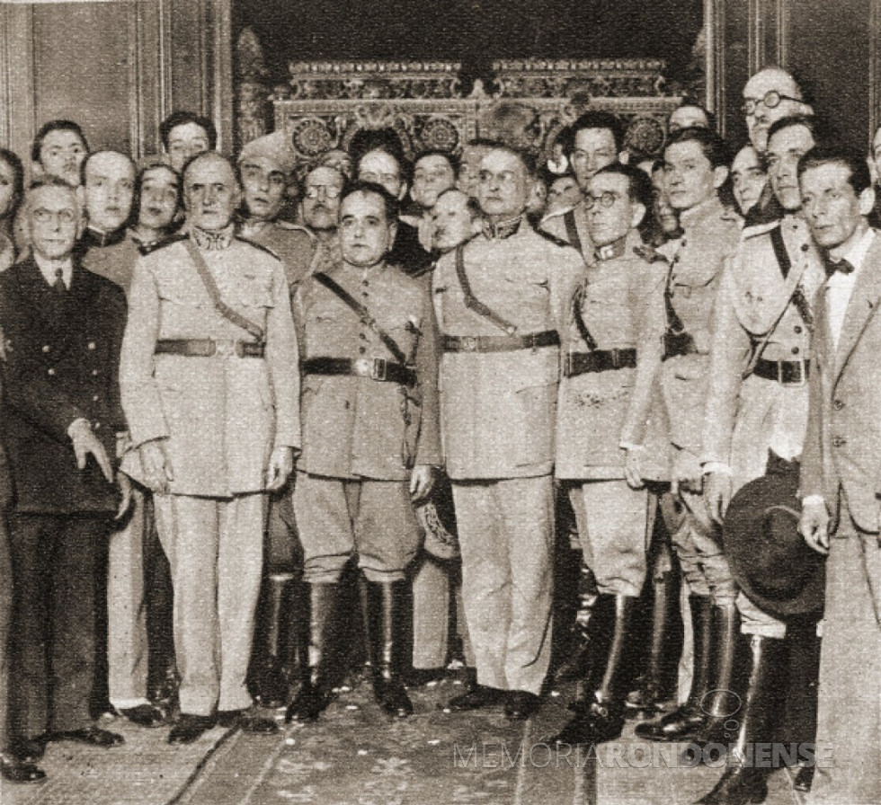 || Getúlio Vargas (3º da esquerda à direita) com a Junta Militar Governativa que lhe deu posse como Presidente da República. 
Imagem: Acervo Efemelo - FOTO 6 -