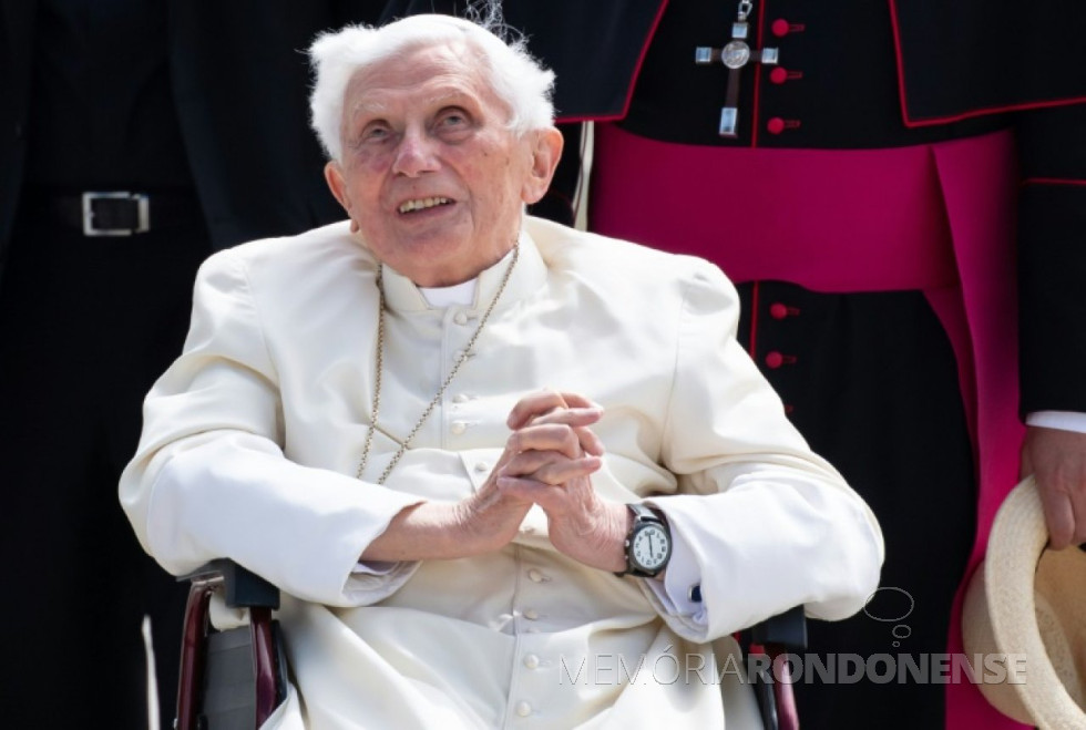 || Papa emérito Bento XVI no aeroporto de Munique, sul da Alemanha, em 22 de junho de 2020, depois de visitar seu irmão doente.
Imagem: Acervo Revista Isto É/AFP - FOTO 23 -