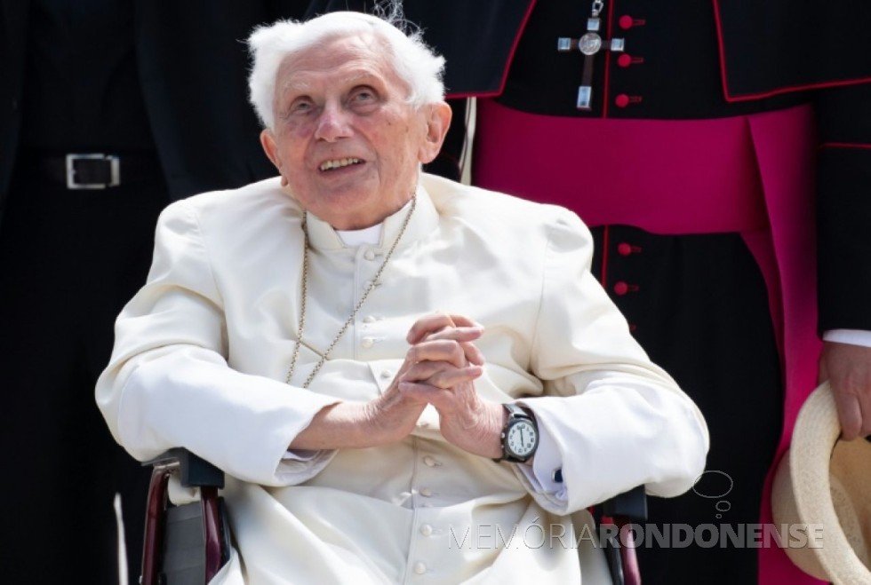 || Papa emérito Bento XVI no aeroporto de Munique, sul da Alemanha, em 22 de junho de 2020, depois de visitar seu irmão doente.
Imagem: Acervo Revista Isto É/AFP - FOTO  23 - 