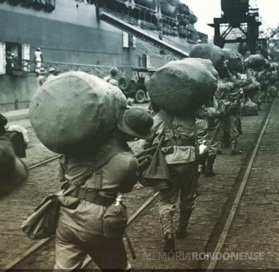|| Soldados embarcando para combater na Itália, na Segunda Guerra Mundial, julho de 1944.
Imagem: Acervo Arquivo Nacional - FOTO 15 -