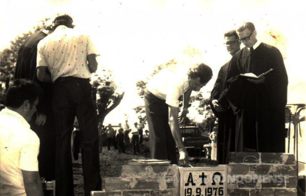 || Outro instantâneo do lançamento da pedra angular da nova igreja da Comunidade Luterana de Iguiporã.
Da esquerda à direita: de costas, Jorge Figur,; depositante, não identificado; religioso, não identificado; e pastor Guilherme Lüdke.
Imagem: Acervo Valdecir Schons - FOTO 19 -