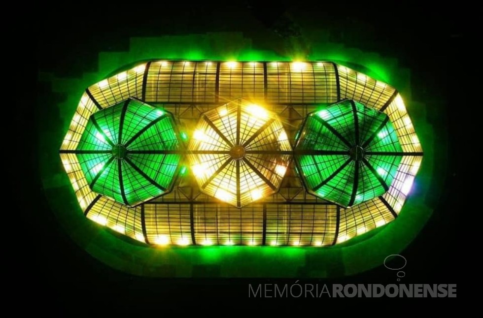 || Vista da cobertura da estufa do Jardim Botânico de Curitiba, com  a iluminação alusiva à Independência do Brasil, em 2020.
Imagem: Acervo Tisa Kastrup (Curitiba). -- FOTO 18 - 
