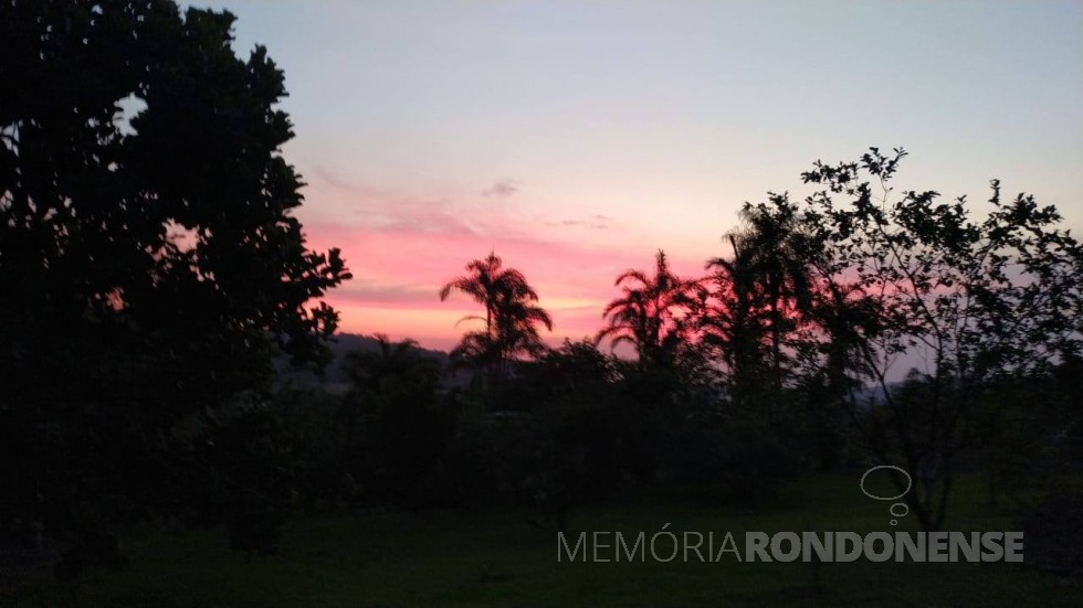 || Pôr do sol em Marechal Cândido Rondon, em foto tirada a partir da propriedade do casal Telci Viteck e Hildor Dreier, na Linha Palmital.
Imagem: Acervo e crédito: Telci Viteck Dreier - FOTO 16 -
