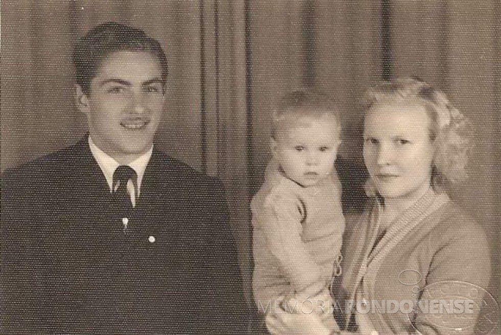 || Casal Vera e Osvino Bönmann com o filho Rubens Berty.
Imagem: Acervo Rubens Berty Bönmann (Joinville - SC) - FOTO 2 - 