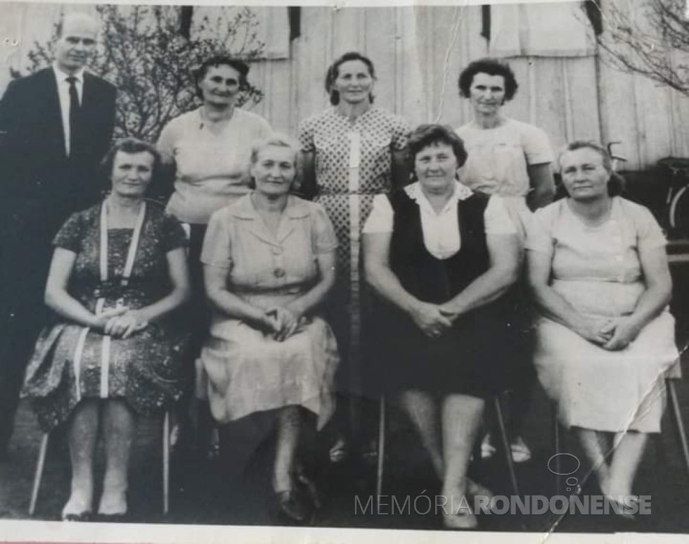 || Senhoras luteranas fundadoras do Departamento de Servas de Cristo, da Congregação Cristo de Marechal Cândido Rondon. Da esquerda à direita: Pastor Christiano Joaquim Steyer, Adelina Hintz, Ana Tilp, Elza Wengrat. Sentadas: Hulda Reschke, Lidia Sochinske, Marta Sippert e Olga Reschke
Imagem: Acervo Lidia Agnez Glitz Sander - FOTO 9 - 