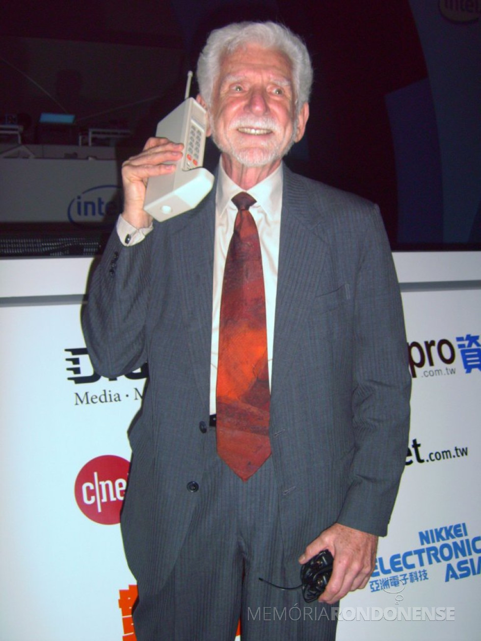 || Martin Cooper em 2007, utilizando o DynaTAC de 1973.
Imagem: Acervo Wikipedia - FOTO 9 -