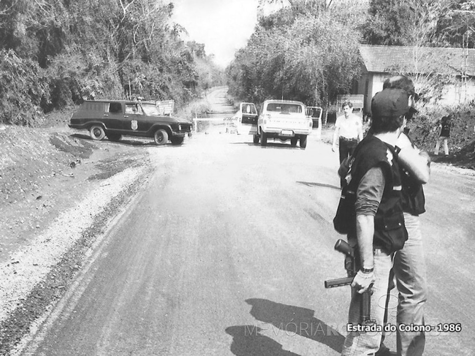 || Forças policiais guarnecendo a Estrada do Colono, na entrada do Parque Iguaçu, após a decisão que determinou seu fechamento em setembro de 1986.
Imagem: Acervo Revista Mosaicos (Foz do Iguaçu) - FOTO 9 - 