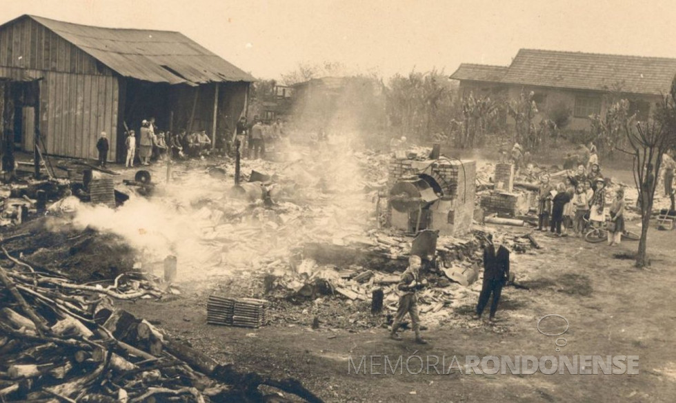 || O que sobrou da Indústria de Balas e Torrefação Bönmann e Ketzer Ltda., depois do incêndio em novembro de 1962.
Imagem: Acervo Projeto Memória Rondonense - FOTO 1 -
