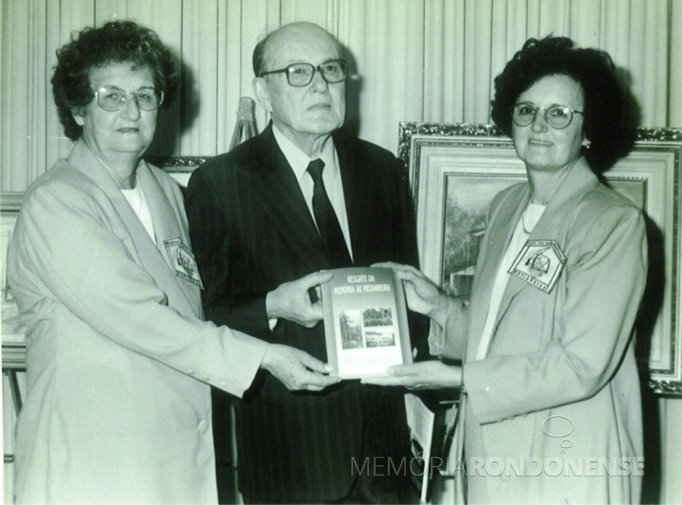 || Pioneiro Pedro Soccol recebendo das professora Elza Lorenzoni Biesdorf e Hilegarde Maria Rohde, um exemplar do livro