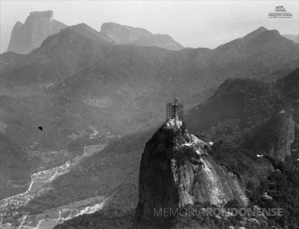 || Montagem da estátua do Cristo Redentor, no Corcovado, na cidade do Rio de Janeiro, monumento inaugurado em outubro de 1931.
Imagem: Acervo Arquivo Geral da Cidade do Rio de Janeiro - Fonte: Brasiliana Fotográfica - FOTO 3 -