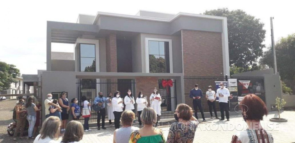 || Casa canônica da Paróquia Maria Mãe da Igreja, do Jardim Botafogo, inaugurada em outubro de 2020.
Da esquerda à direita: 1º - Valdeci Conrat e sua esposa Maria Aparecida Besen Conrat e 3º - padre André Boffo Mendes.
Imagem: Acervo Valdeci Conrat - FOTO 16  - 