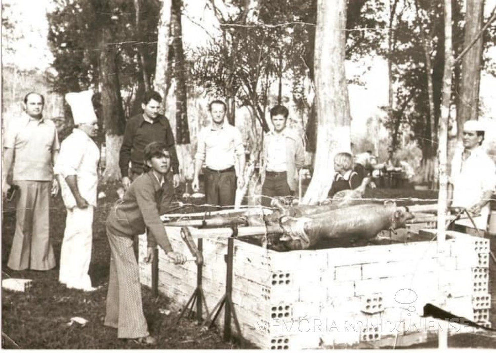 || 1ª Festa do Porco Assado no Rolete da cidade de Toledo (PR), realizado em julho de 1974. Da esquerda à direita: José Schnitzer, Celeste Vivian, Avelino Niermeier, Liro Donin, Dacir Faherazzi e Antenor de Oliveira. Na manivela, Lauterio de Oliveira.
Imagem: Acervo Omero Renato Bordin/Toledo Memória e Fotos Atuais - FOTO 16 -