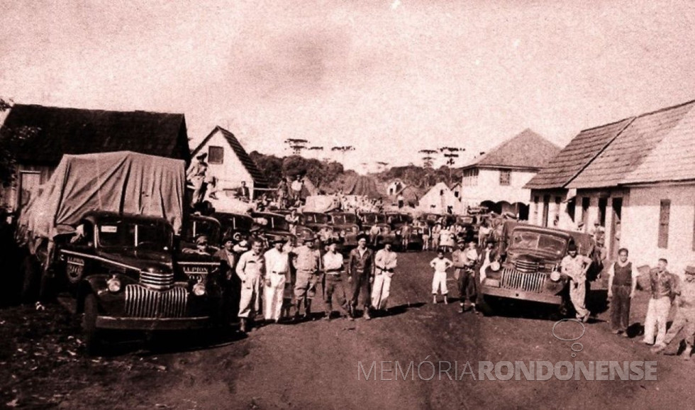|| Distrito de Cascavel provavelmente no ano de 1946, vê-se os caminhões Chevrolet da Madeireira Lupion, com equipamentos para a primeira serraria a ser instalada na então sede distrital, para aproveitar o imenso potencial madeireiro dos pinheirais na região (informação colhida com Pietro Tebaldi).
Imagem: Acervo Pietro Tebaldi - FOTO 6 -