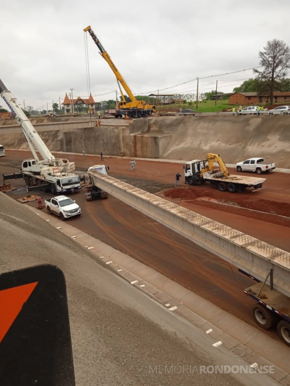 || Colocação das vigas sobre a BR 163, no portal de acesso à cidade de Quatro Pontes, em setembro de 2020.
Imagem: Acervo Terezinha Francener Lippert - FOTO 22 -