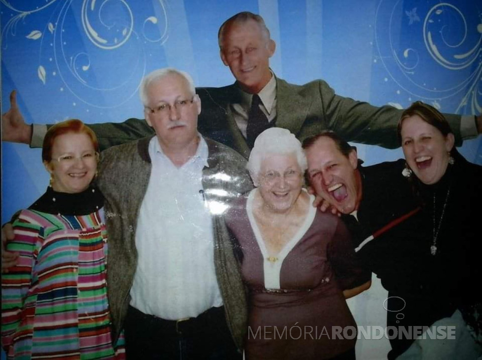 || Casal Cacilda e Plínio Port com os filhos Nilsa, Elmir, Valdir (Portinho) e Rosilei. A família chegou em Marechal Cândido Rondon em outubro de 1967.
Imagem: Acervo Nilsa Port - FOTO 3 -