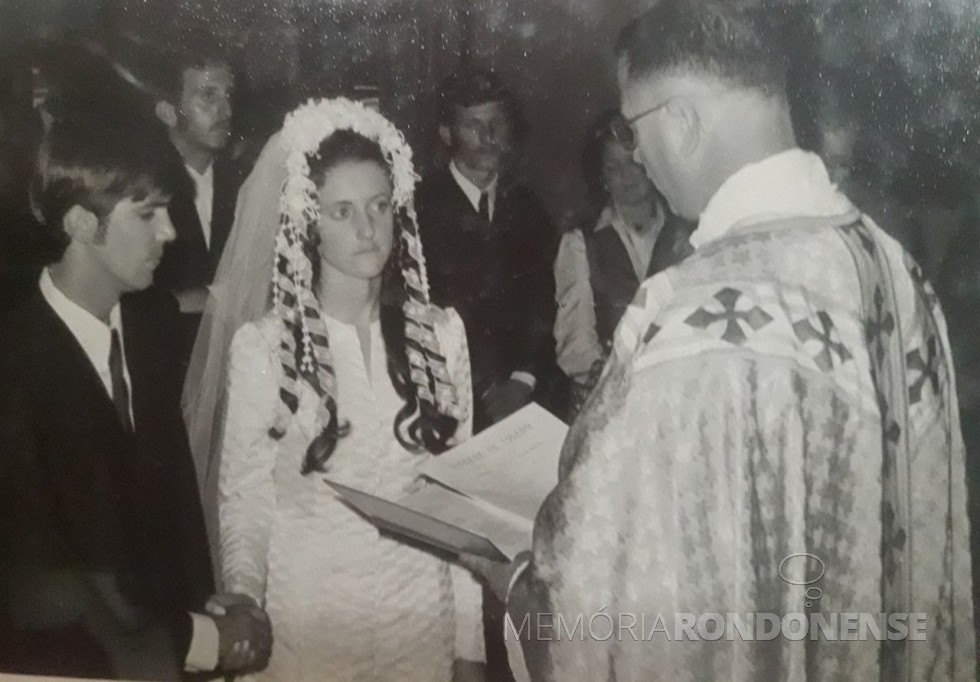 || Celebração religiosa do matrimônio de Líbera Leduc e Heitor Wazlawick, em final de outubro de 1971.
Imagem: Acervo pessoal - FOTO 7 -