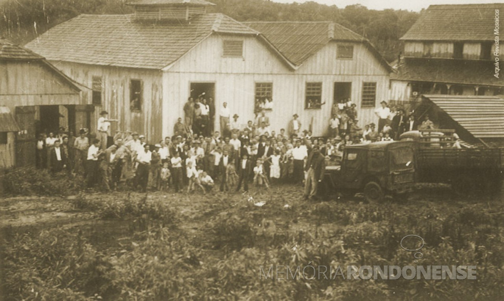 || Começo da cidade de Medianeira, o barracão de acomadação para as famílias pioneiras até elas construírem a sua morada na terra adquirida; a carpintaria, uma ferraria e outras pequenas construções, em outubro de  1949.
Imagem: Acervo Revista Mosaicos - Foz do Iguaçu - FOTO 5 - 