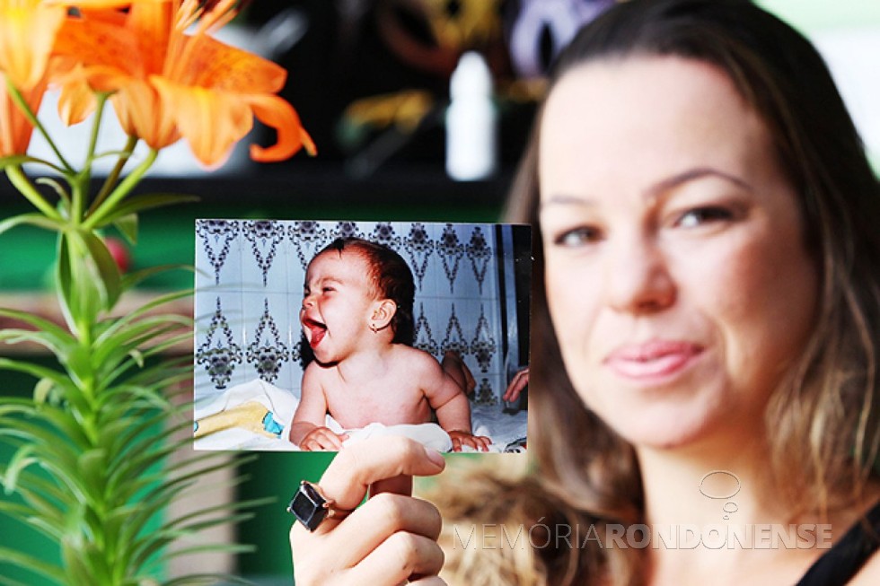 || Anna Paula Caldeira e a foto quando bebê, nascida em outubro de 1984.
Imagem: Acervo O Globo - FOTO 9 -