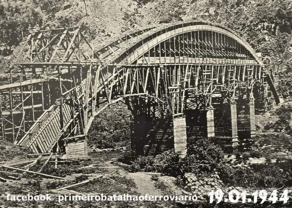 || Construção da ponte sobre o Rio das Antas (RS).
Imagem: Acervo 1º Batalhão Ferroviário - FOTO 9 -