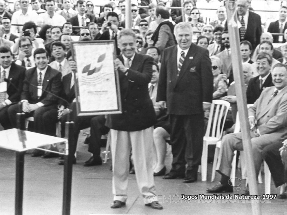 || Fernando Henrique Cardoso, homenageado na abertura dos Jogos Mundiais da Natureza, em Foz do Iguaçu, em final de setembro de 1997.
Imagem: Acervo Revista Mosaicos - Foz do Iguaçu - FOTO 4 -