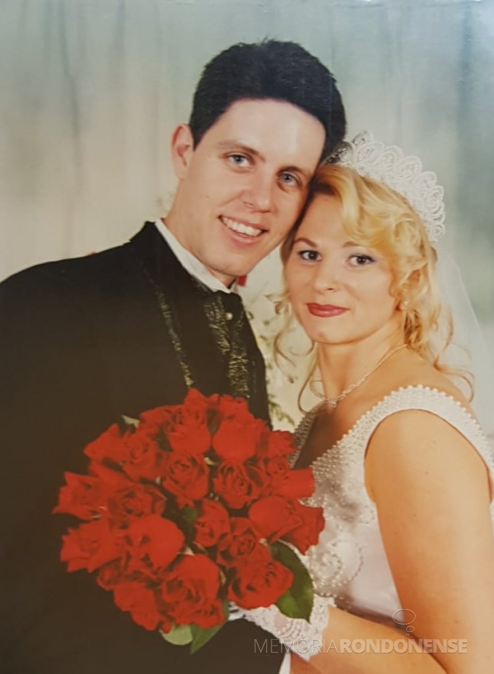 || Noivos Juliano Andrioli e Marcia Rita Steinmacher que casaram em outubro de 2000. 
Imagem: Acervo do casal - FOTO 13 -