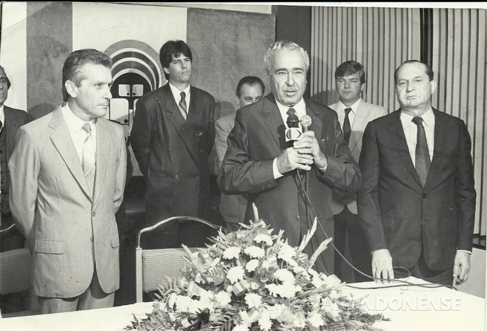 || Alocução de Jorge Saad, diretor proprietário da Rede Bandeirantes de Televisão, na solenidade de renovação do contrato com TV Tarobá, em 1983. À sua direita: o empresário Pedro Muffato, Jorge Guirado (fundo, de terno escuro), diretor da TV Tarobá. À sua esquerda, o empresário João Milanez, proprietario da TV emissora. Ao fundo, vereador Dieter Leonard Seyboth, Marechal Cândido Rondon.
Imagem: Acervo Ilivaldo Duarte - FOTO 10 -