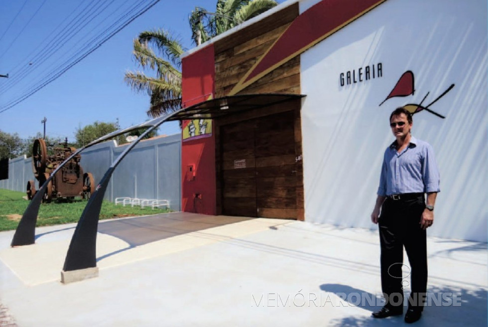 || Artista rondonense Ataídes Kist em frente à sua sua galeria de Arte, na cidade de Marechal Cândido Rondon. 
Imagem: Acervo Arquivo pessoal - FOTO 4 - 