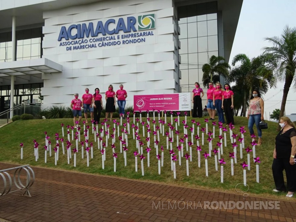 || Cruzes fixadas no jardim da sede da Acimacar para lembrar as vítimas de câncer de mama, em outubro de  2020
Imagem: Acervo Acimacar - FOTO 26 -  