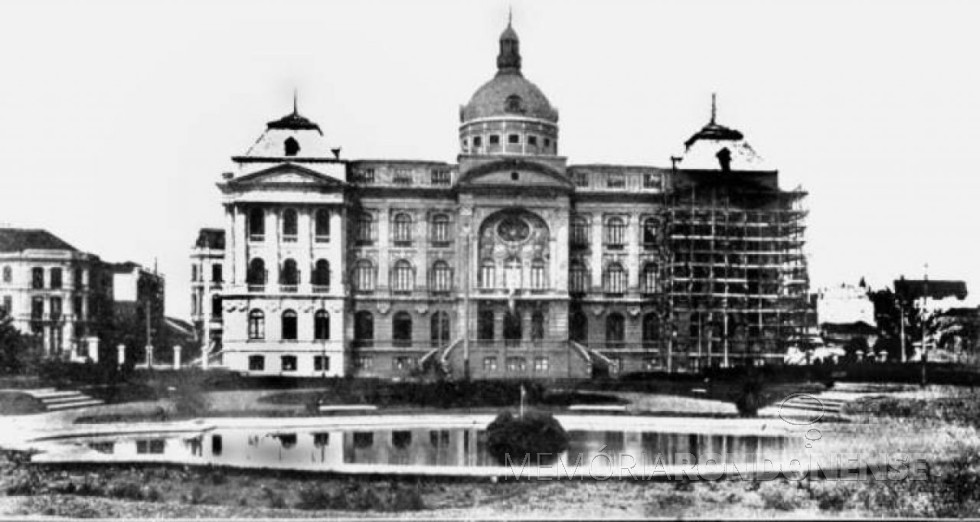 || Prédio inacabado (sede própria) da Universidade do Paraná, defronte a Praça Santos Andrade, em Curitiba, em 1927.
Imagem: Acervo Curitiba Antigamente/Facebook  - FOTO 9 -