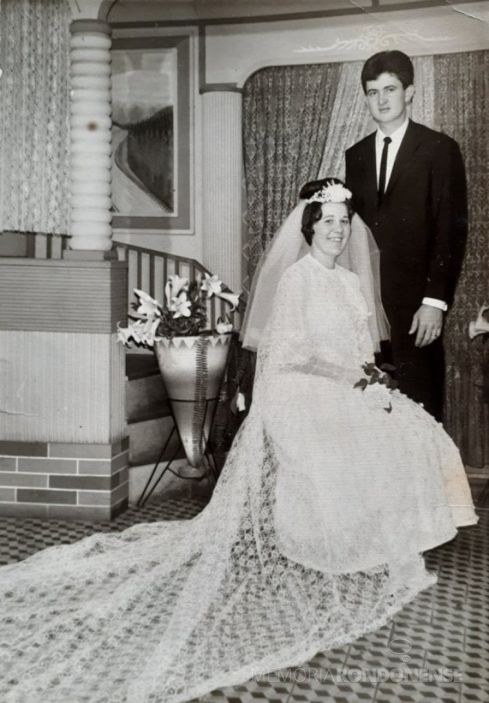|| Noivos Eleonora Reschke e Nelson Ari Roesler que se casaram em outubro de 1968.
Imagem: Acervo Felipe do Amaral Roesler . Foto feita no Studio Fotográfico Kaefer, em Marechal Cândido Rondon - FOTO 6 -